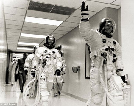 Picture 4 of Underwear company revealed about astronaut's attire