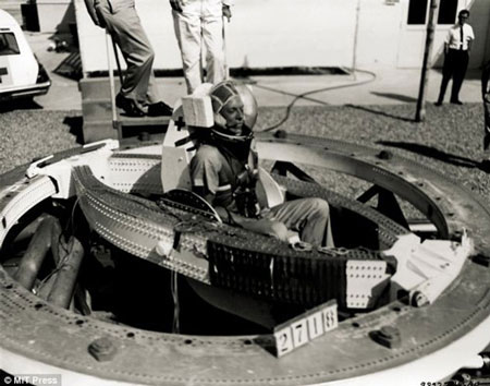 Picture 6 of Underwear company revealed about astronaut's attire