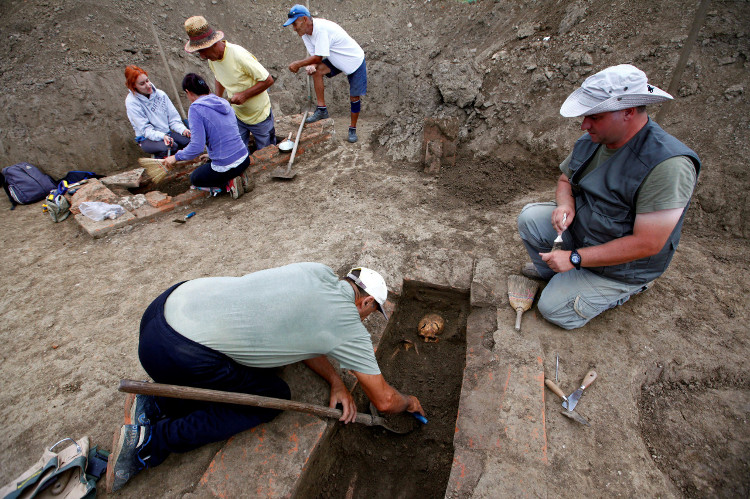 Picture 5 of Unearthed a piece of gold carved a magic call to the devil in Serbia