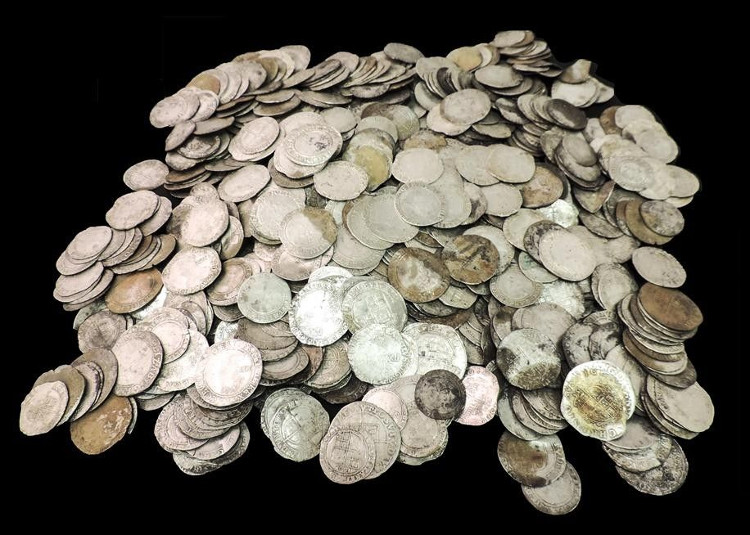 Picture 1 of Unexpectedly dug the treasure of 1,000 ancient coins in the field