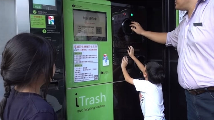 Picture 2 of Unique machine that changes garbage into money in Taiwan, China