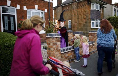 Picture 12 of Unique puppet festival in the UK