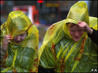 United Kingdom: Rain and wind make many new year parties cancel images 1