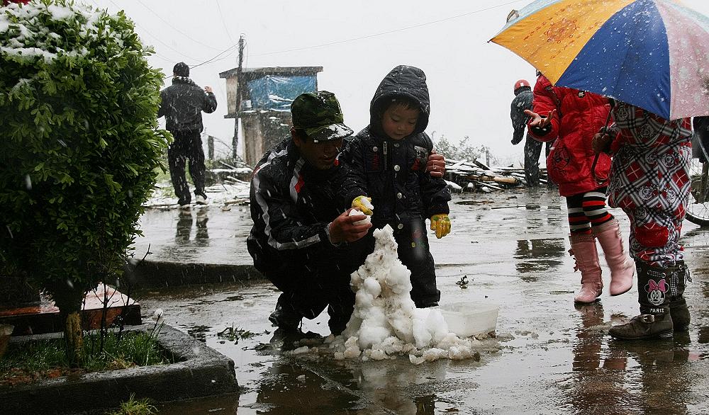 Picture 2 of Unusual snow rain in Sapa