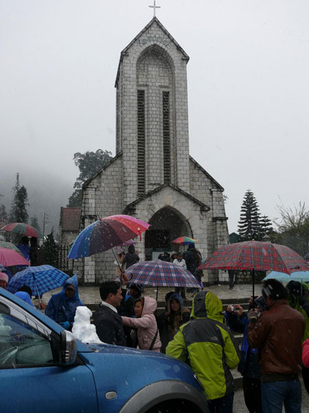 Picture 3 of Unusual snow rain in Sapa