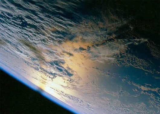 Picture 1 of Up to the universe to watch the Earth with the cost of