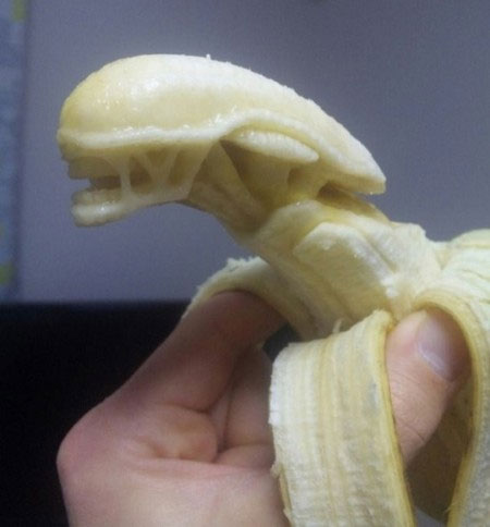 Picture 1 of Use a spoon and toothpick to sculpt on a banana