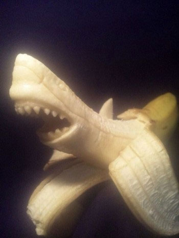 Picture 6 of Use a spoon and toothpick to sculpt on a banana
