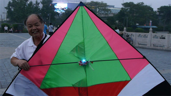 Picture 1 of Use kite to measure the level of air pollution