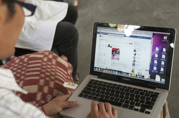 Picture 1 of Using Facebook poses a risk of reducing self-control