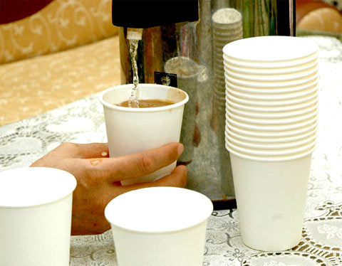 Picture 1 of Using paper cups of hot water is dangerous