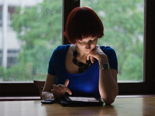 Picture 1 of Using smartphones can cause temporary deafness