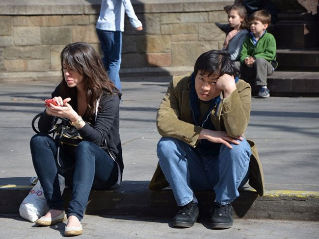 Picture 2 of Using smartphones can cause temporary deafness