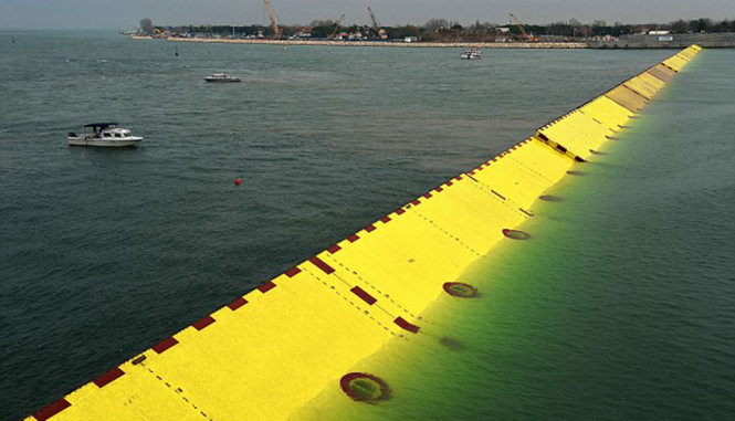 Picture 5 of Venice does not allow water to erase the floating dike system