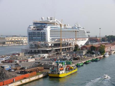 Picture 1 of Venice's love city produces electricity from algae