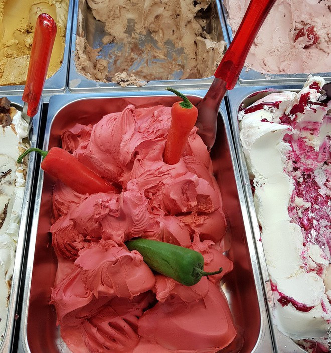 Picture 2 of 'Very dangerous' spicy ice cream, accompanied by warnings of people who enjoy it can die