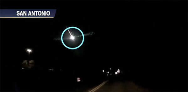 Picture 1 of Video: A fire bridge appeared in the sky of the United States