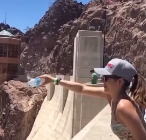 Video: Amazing scene pouring water back up into the sky images 1