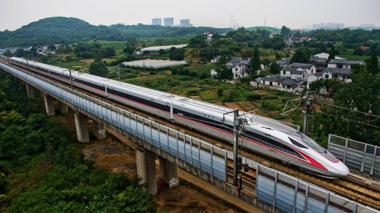 Picture 1 of Video: China tested high-speed bullet train 350km / h