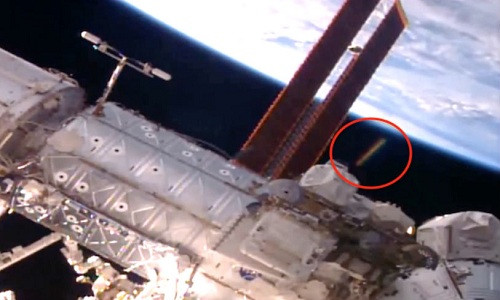 Picture 1 of Video: Cigarette-shaped UFO flashes near the ISS station