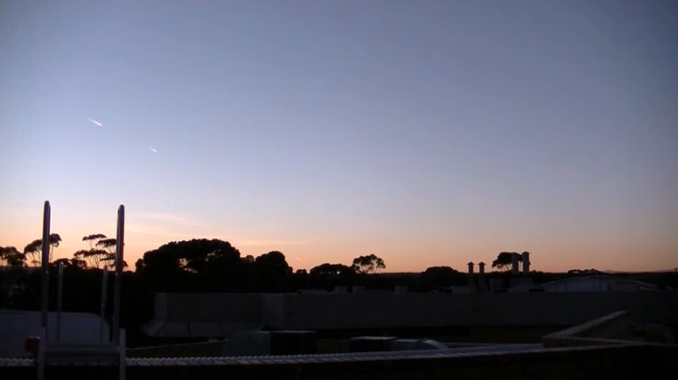 Picture 1 of Video: Cinematographer announces to record two flying discs in Australia