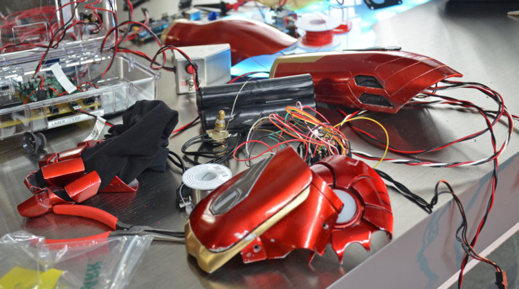 Video: Designing Iron Man's laser shooting gloves and Captain America images 2
