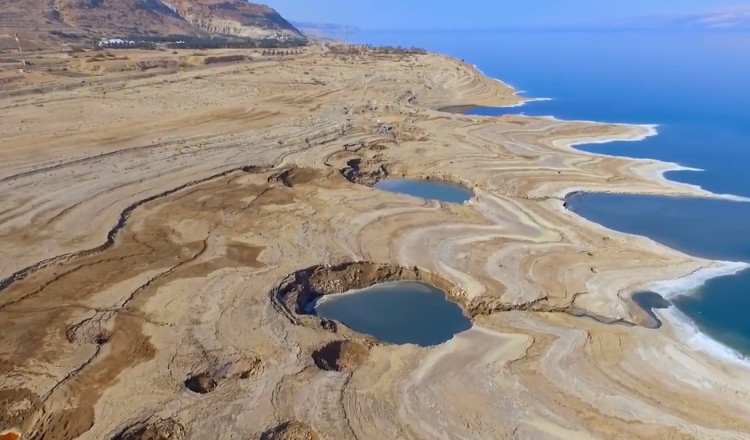 Picture 1 of Video: Fallen Hole in the Dead Sea - the beauty of destruction