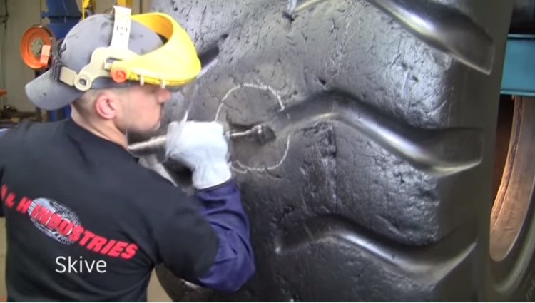 Picture 1 of Video: How is the $ 30,000 tire of giant trucks patched?