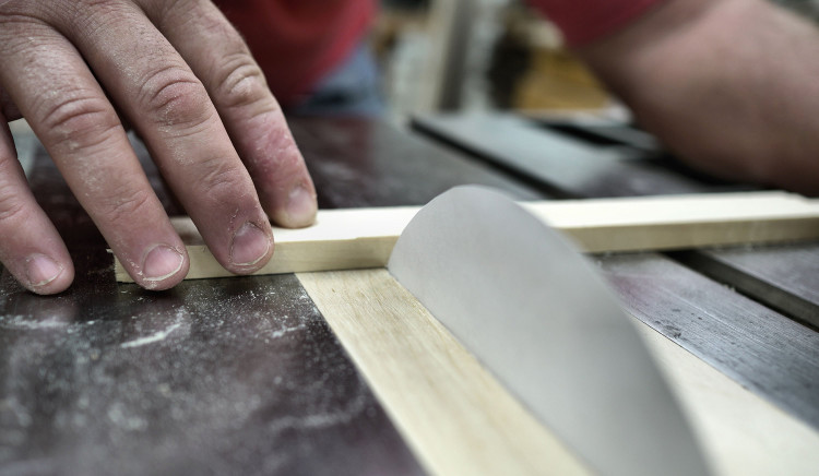 Picture 1 of Video: Marvel at the sharpness of a paper saw blade