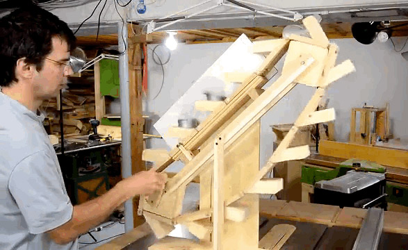 Picture 1 of Video: Slinky spiral springs run extremely impressively
