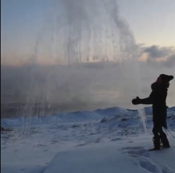 Picture 1 of Video: The boiling water froze when it was lifted high under the sky