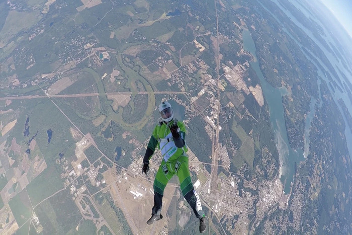 Picture 1 of Video: The choking moment jumps from a height of 7.6 km without parachutes