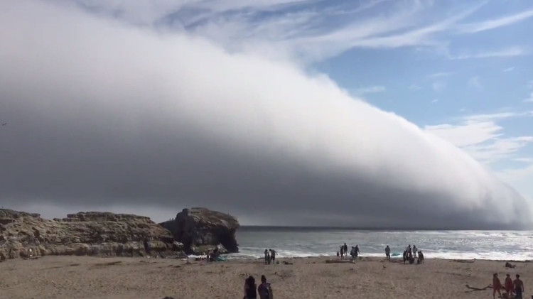 Picture 1 of Video: The cloud hits the American beach