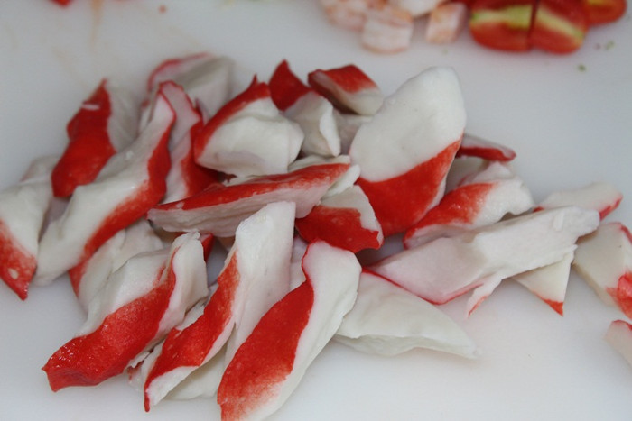 Picture 1 of Video: The process of producing crab meat 'not made from crabs' in sushi