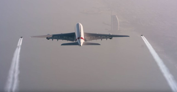 Video: The scene of two people flying next to Airbus A380 is unbelievably impressive images 2