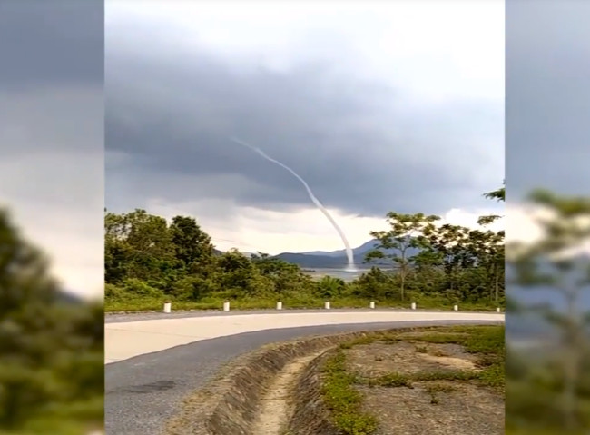 Picture 1 of Video: The 'terrible' dragon whirlpool swirled in the middle of the lake in Quang Tri