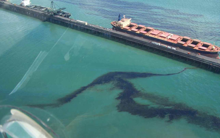 Picture 1 of Vietnam can search for the culprit causing oil spill on the sea