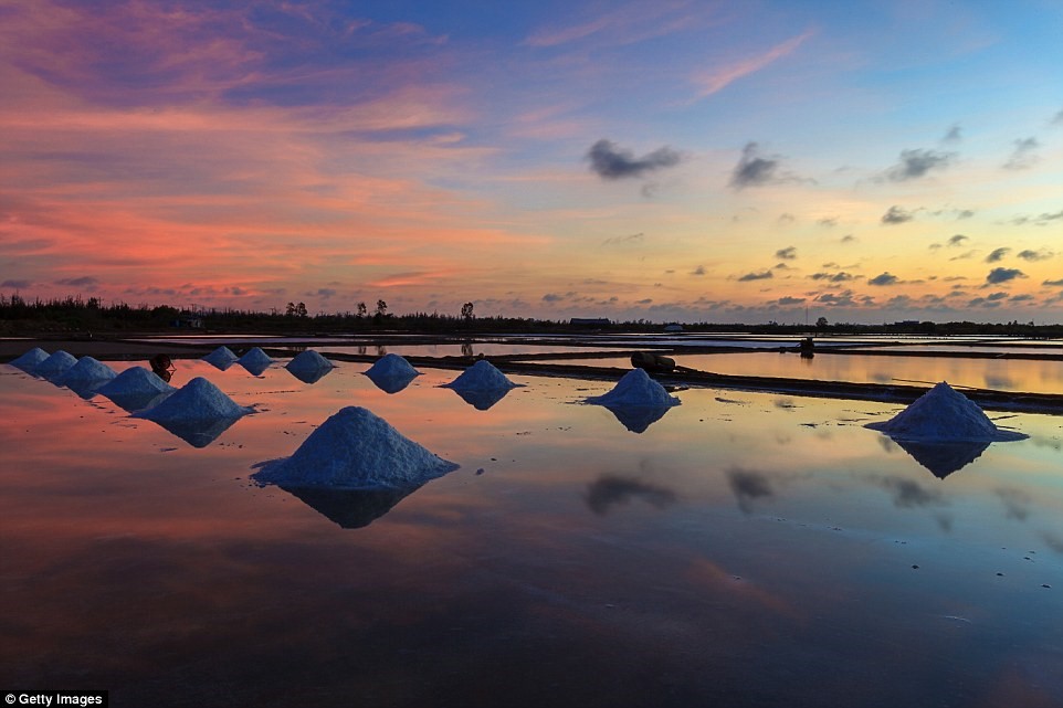 Picture 1 of Vietnam salt copper is at the top of the most beautiful sunset view