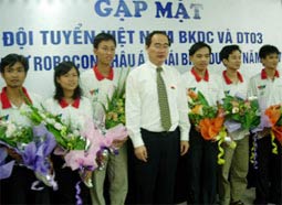 Picture 1 of Vietnam tries to keep the trophy stay