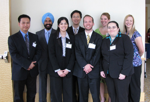 Picture 2 of Vietnamese Dr. 4 times was honored on the wall of the American Cancer Institute