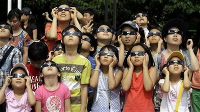 Picture 10 of Vietnamese residents and the world eagerly watch eclipse