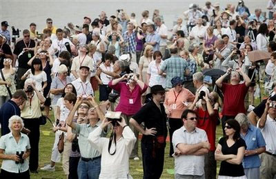 Picture 9 of Vietnamese residents and the world eagerly watch eclipse