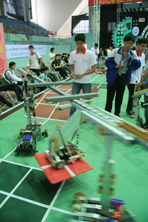 Picture 2 of Vietnamese students' boredom of the 2009 Robocon exam