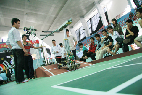 Picture 3 of Vietnamese students' boredom of the 2009 Robocon exam