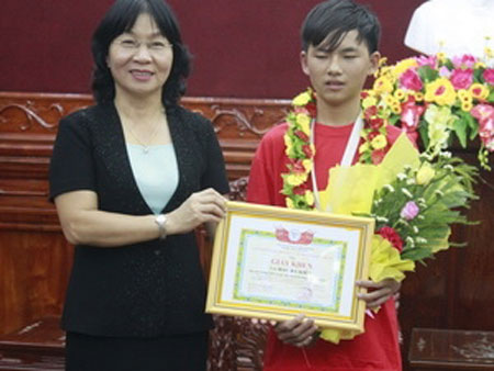 Picture 1 of Vietnamese students win international scientific prizes