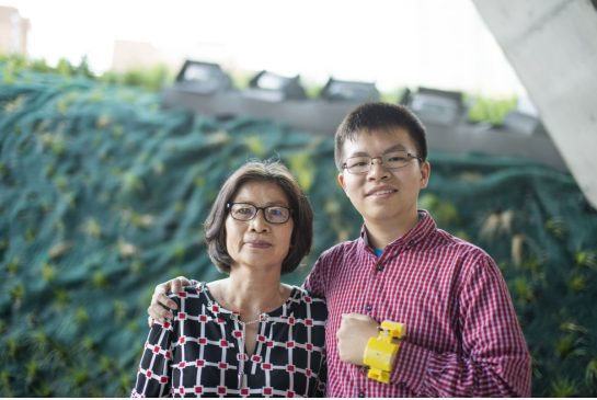 Picture 1 of Vietnamese-born boy invented a device for warning heart failure for his mother