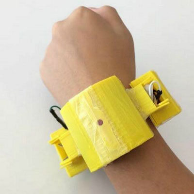 Picture 2 of Vietnamese-born boy invented a device for warning heart failure for his mother