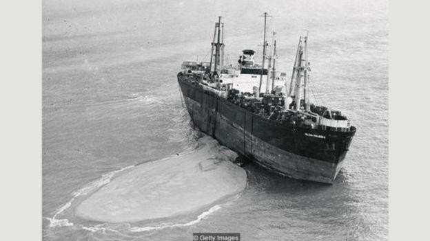 Picture 3 of Visiting the 'graveyard' of thousands of giant ships is in danger of disappearing forever