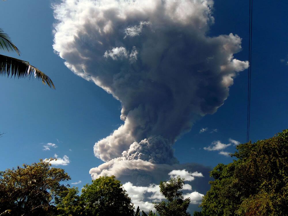 Picture 1 of Volcano sprayed ash column 5,000 m