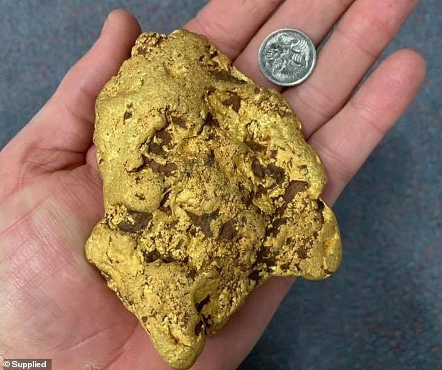 Picture 1 of Wander on the field, suddenly picked up a 1.4kg gold piece